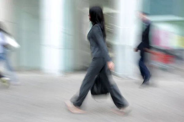 Movimiento borrosa gente de negocios caminando por la calle —  Fotos de Stock