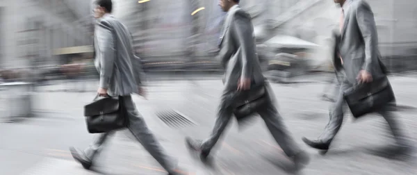 Movimento sfocato uomini d'affari che camminano per strada — Foto Stock