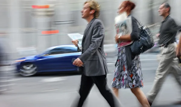 Pohyb rozmazané podnikání lidí, kteří jdou na ulici — Stock fotografie