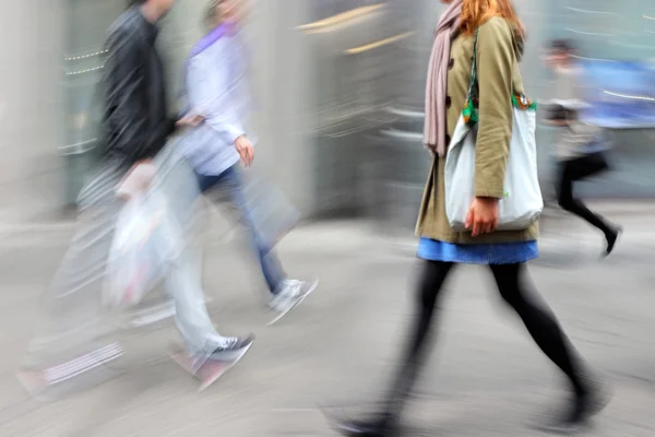 Besuchen Sie die Geschäfte in der Stadt — Stockfoto