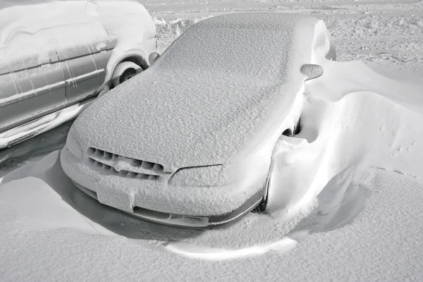 Voertuigen met sneeuw bedekt — Stockfoto