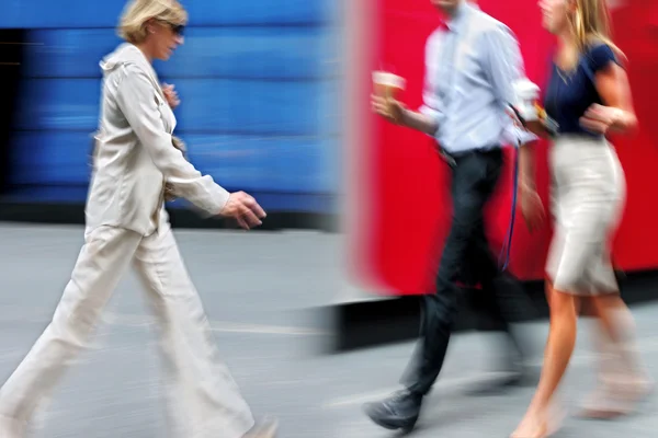 Rörelse oskarpa affärsmän gå på gatan — Stockfoto