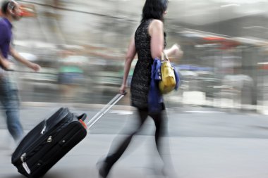 hareketli iş insanlar sokakta yürürken bulanık