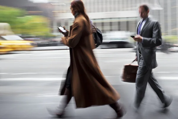 Movimiento borrosa gente de negocios caminando por la calle — Foto de Stock