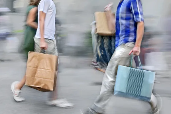 Besöka butikerna i city — Stockfoto