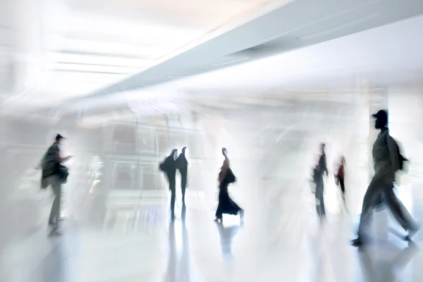 Grupo de personas en el centro de negocios vestíbulo — Foto de Stock