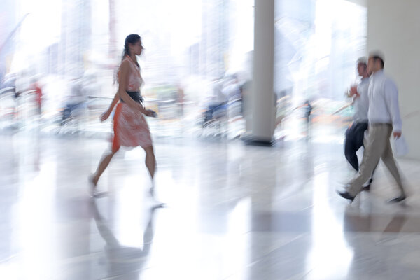 группа людей в бизнес-центре лобби
