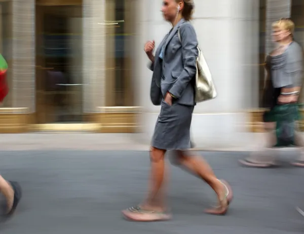 Beweging wazig mensen uit het bedrijfsleven lopen op de straat — Stockfoto