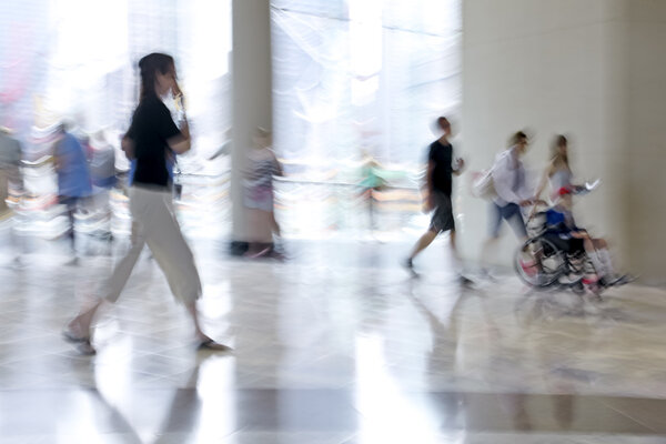 группа людей в бизнес-центре лобби
