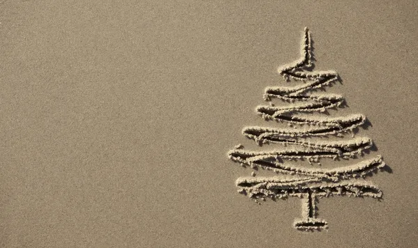 Imágenes árbol de navidad en la arena — Foto de Stock