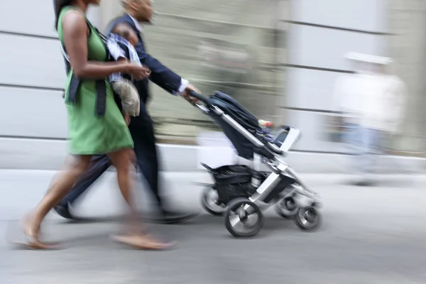 Människor på en stadsgata — Stockfoto