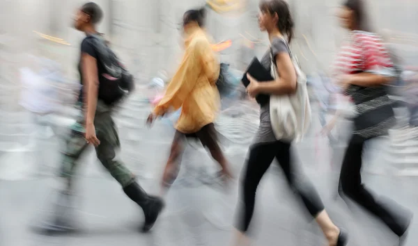 Movimento turvo pessoas de negócios andando na rua — Fotografia de Stock