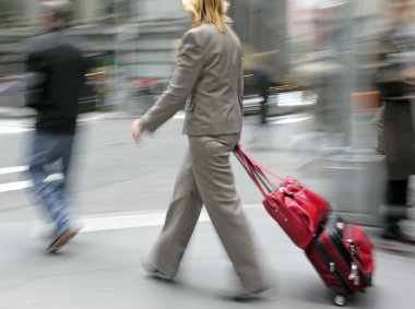 hareketli iş insanlar sokakta yürürken bulanık