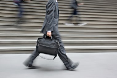 hareketli iş insanlar sokakta yürürken bulanık