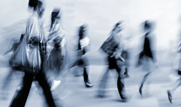 Beweging wazig mensen uit het bedrijfsleven lopen op de straat — Stockfoto