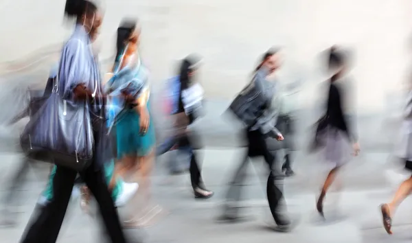 Movimiento borrosa gente de negocios caminando por la calle — Foto de Stock