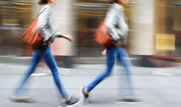 Besuchen Sie die Geschäfte in der Stadt — Stockfoto