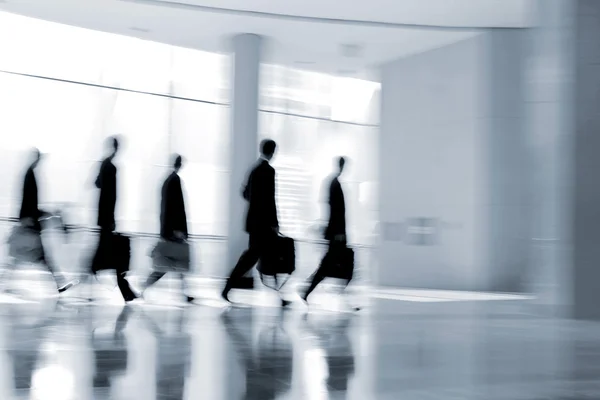 Grupo de pessoas no lobby business center — Fotografia de Stock