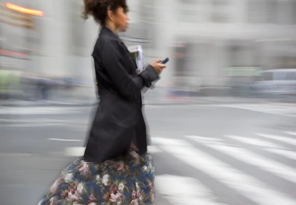 Movimiento borrosa gente de negocios caminando por la calle — Foto de Stock