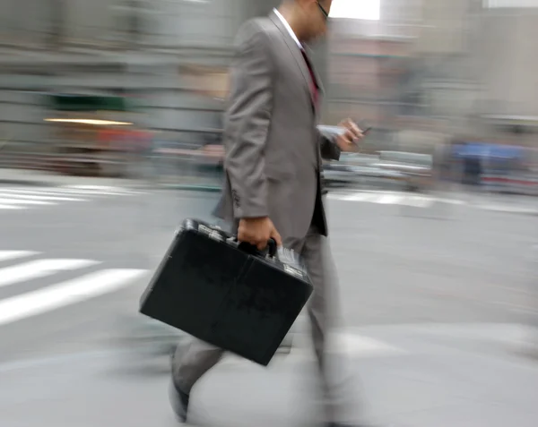 Movimento turvo pessoas de negócios andando na rua — Fotografia de Stock