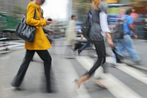 Beweging wazig mensen uit het bedrijfsleven lopen op de straat — Stockfoto