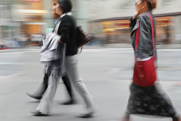 Movimento turvo pessoas de negócios andando na rua — Fotografia de Stock