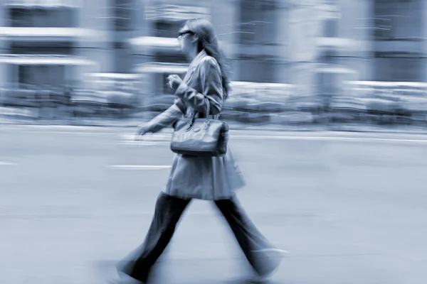 Movimento turvo pessoas de negócios andando na rua — Fotografia de Stock