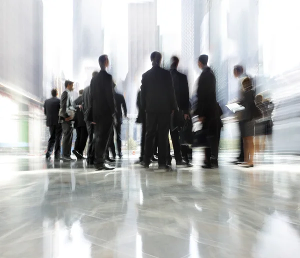 Groupe de personnes dans le lobby centre d'affaires — Photo