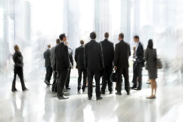 Groupe de personnes dans le lobby centre d'affaires — Photo