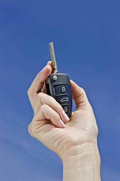 Ręka z kluczem samochodu — Zdjęcie stockowe