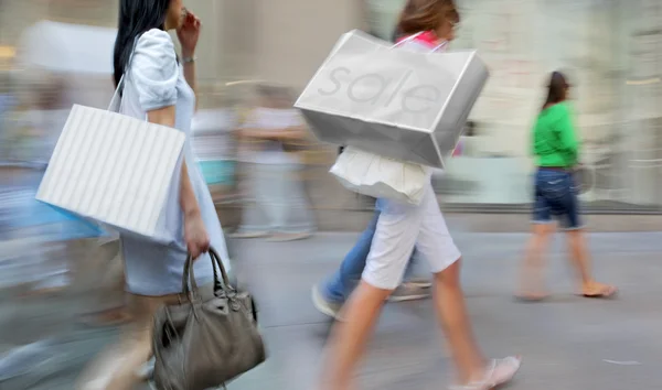 Besuchen Sie die Geschäfte in der Stadt — Stockfoto