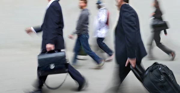 Groupe de gens d'affaires dans la rue — Photo