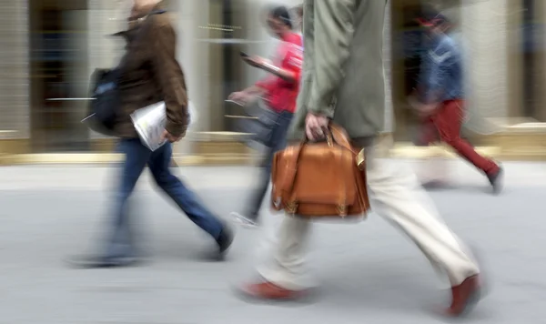 Bewegung verschwommen Geschäftsleute auf der Straße — Stockfoto