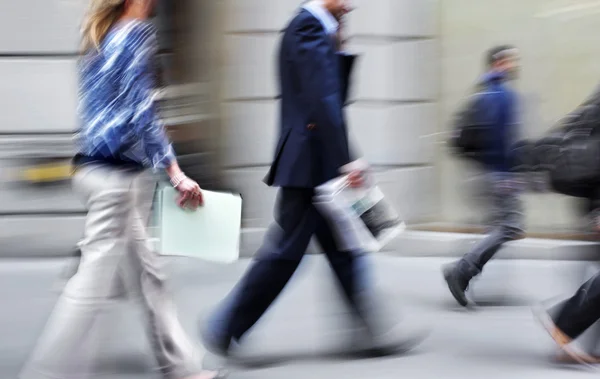 Groupe de gens d'affaires dans la rue — Photo