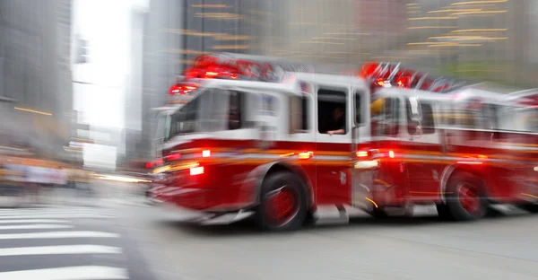 Bomberos y bomberos brigada en la ciudad — Foto de Stock