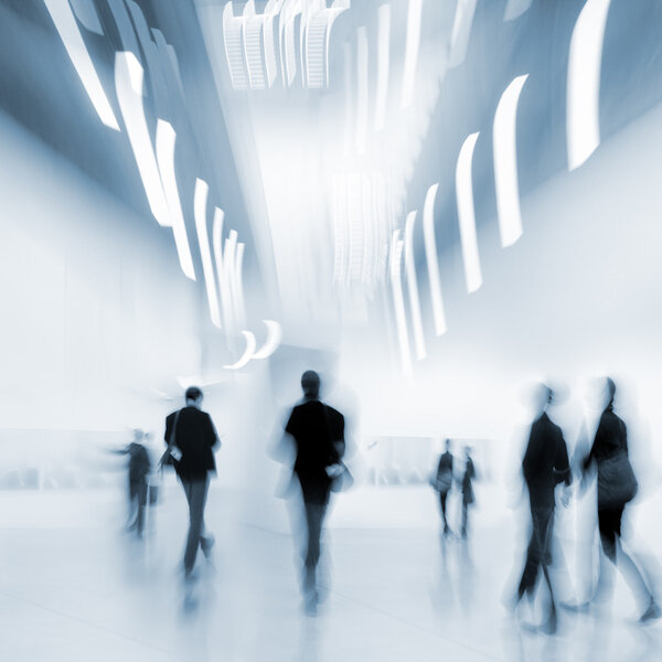 люди в центре художественной галереи
