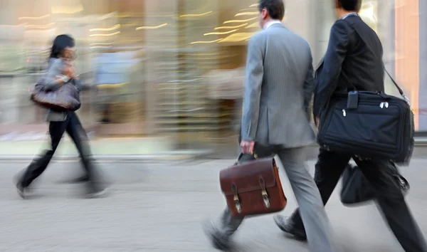 Beweging wazig mensen uit het bedrijfsleven lopen op de straat — Stockfoto