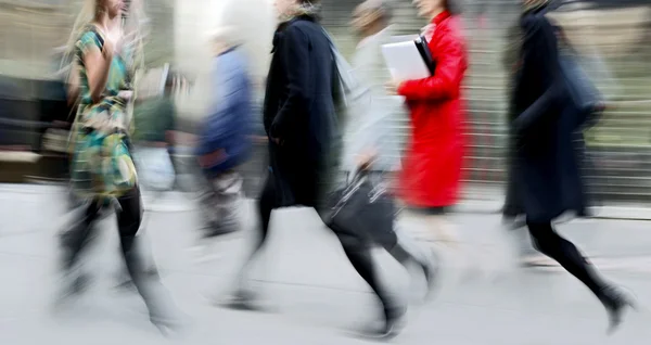 Movimento turvo pessoas de negócios andando na rua — Fotografia de Stock