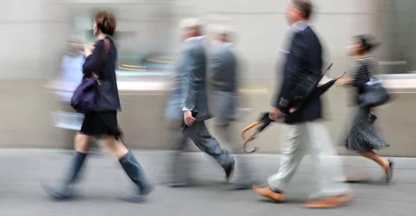 Grupp av affärsmän på gatan — Stockfoto