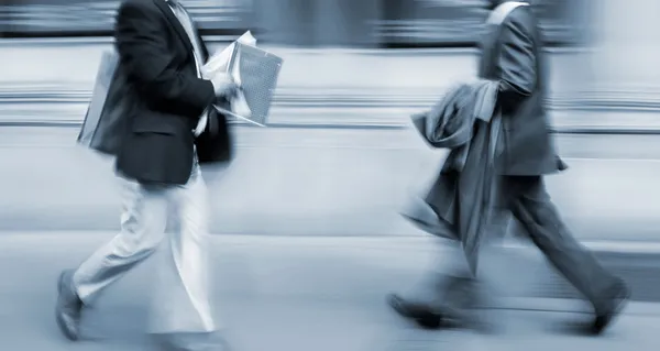 Movimiento borrosa gente de negocios caminando por la calle — Foto de Stock