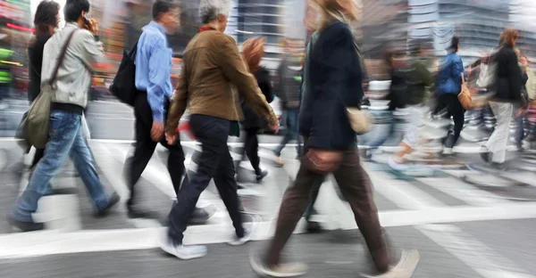 Groupe de gens d'affaires dans la rue — Photo