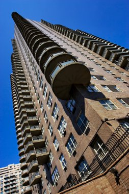 büyük bir şehirde çok öykülü ofis binaları