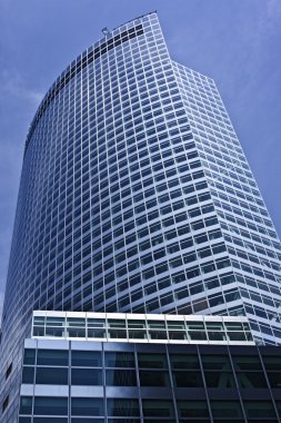büyük bir şehirde çok öykülü ofis binaları