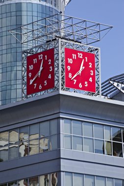 büyük bir şehirde çok öykülü ofis binaları