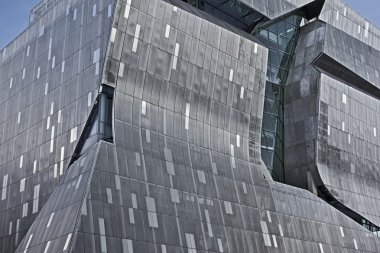 büyük bir şehirde çok öykülü ofis binaları