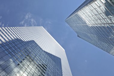 büyük bir şehirde çok öykülü ofis binaları