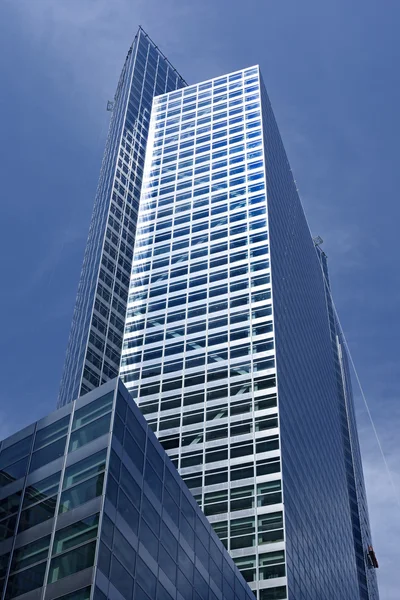 Edificios de oficinas de varios pisos en una gran ciudad —  Fotos de Stock