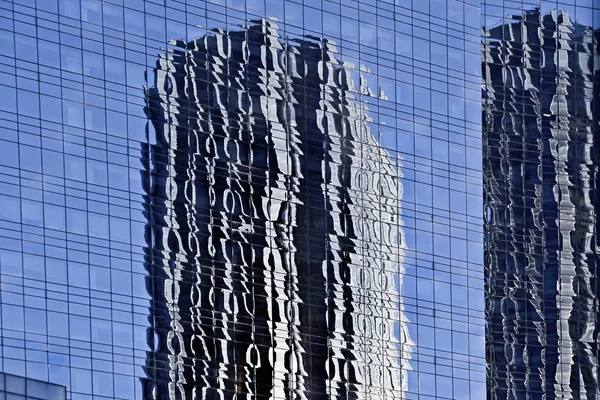 Edifícios de escritórios de vários andares em uma cidade grande — Fotografia de Stock