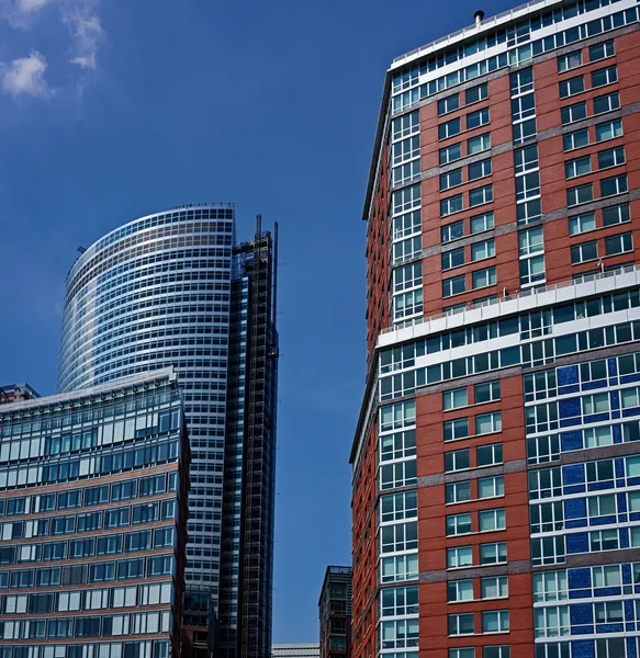 Edificios de oficinas de varios pisos en una gran ciudad —  Fotos de Stock