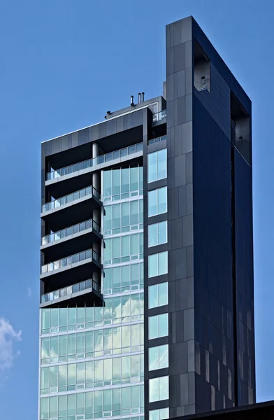 Immeubles de bureaux à étages dans une grande ville — Photo